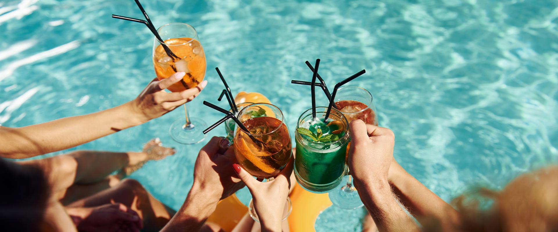 Un aperitivo a bordo piscina davvero speciale.